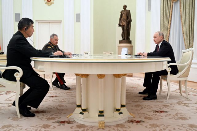 Ο Πούτιν συναντά τον Κινέζο υπουργό Άμυνας