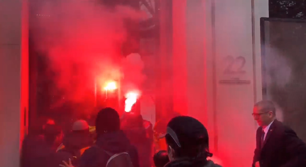 Διαδηλώσεις στη Γαλλία: Διέρρηξαν το κατάστημα της Louis Vuitton στα Ηλύσια Πεδία