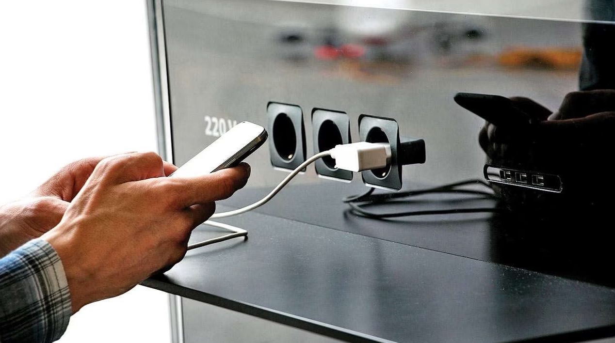 Κυβερνοασφάλεια: Πώς κινδυνεύει η συσκευή μας σε δημόσιους σταθμούς φόρτισης
