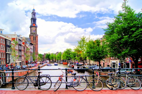 Άμστερνταμ-Βαρκελώνη: Κλείνουν την πόρτα στους τουρίστες που δημιουργούν προβλήματα και ξοδεύουν λίγα