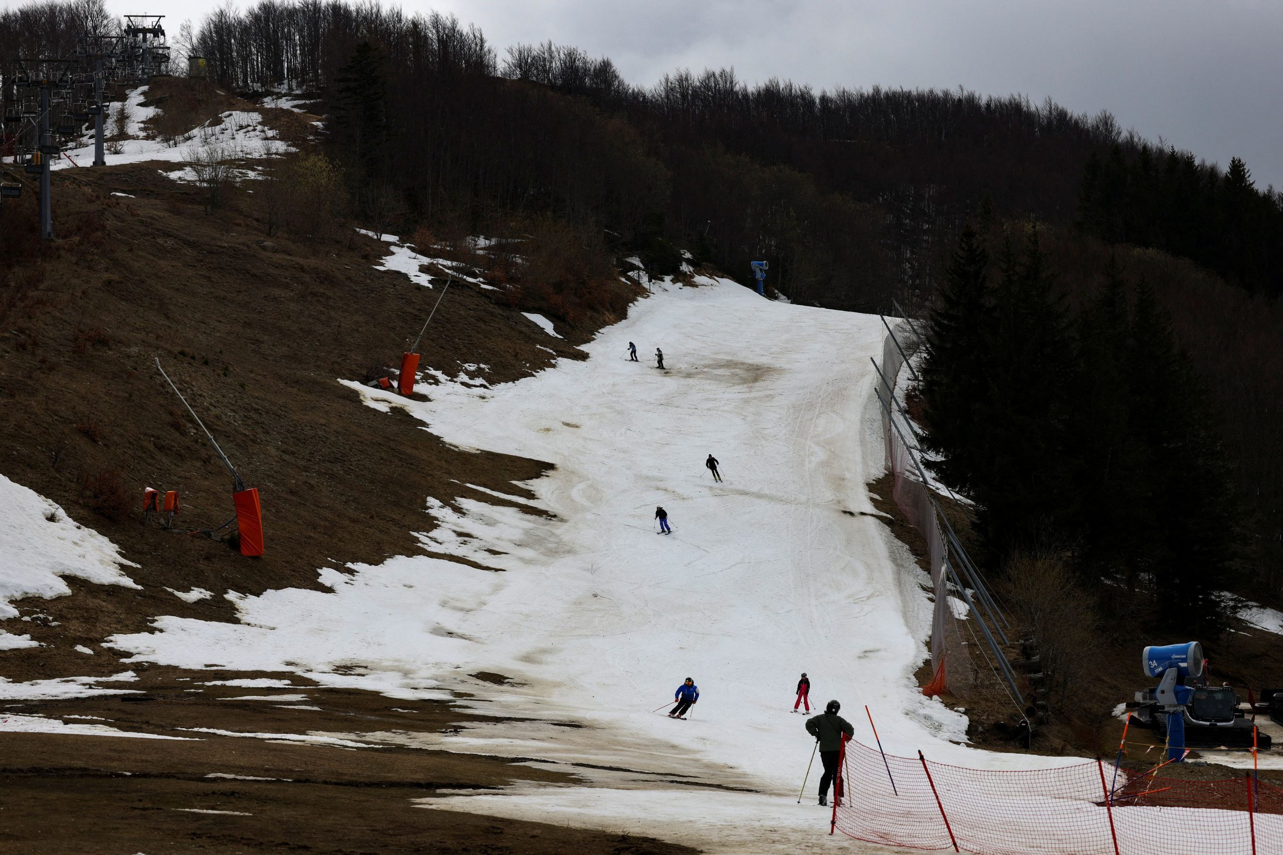 Ιταλία: Η βιομηχανία σκι επιστρατεύει… κανόνια κατά της κλιματικής αλλαγής