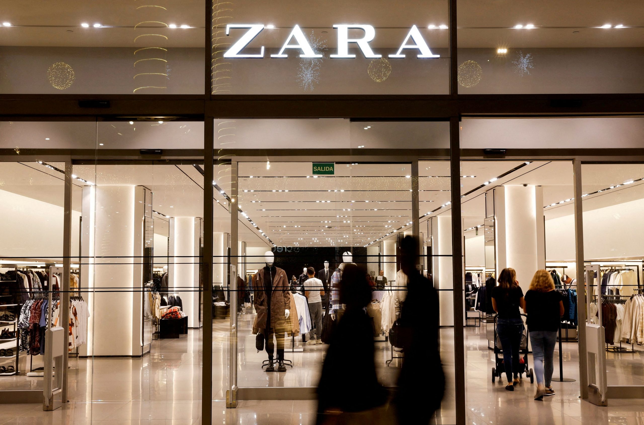 Zara: Ανακοίνωσε καθυστερήσεις μιας εβδομάδας στη μεταφορά των προιόντων της