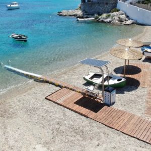Washington Post: Πώς η Ελλάδα έχει γίνει «πρωταθλήτρια» στην πρόσβαση των ΑμεΑ στις παραλίες