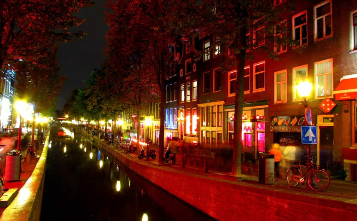 Πρόστιμο στη χρήση κάνναβης στην περιοχή των «Κόκκινων Φαναριών» βάζει το Άμστερνταμ