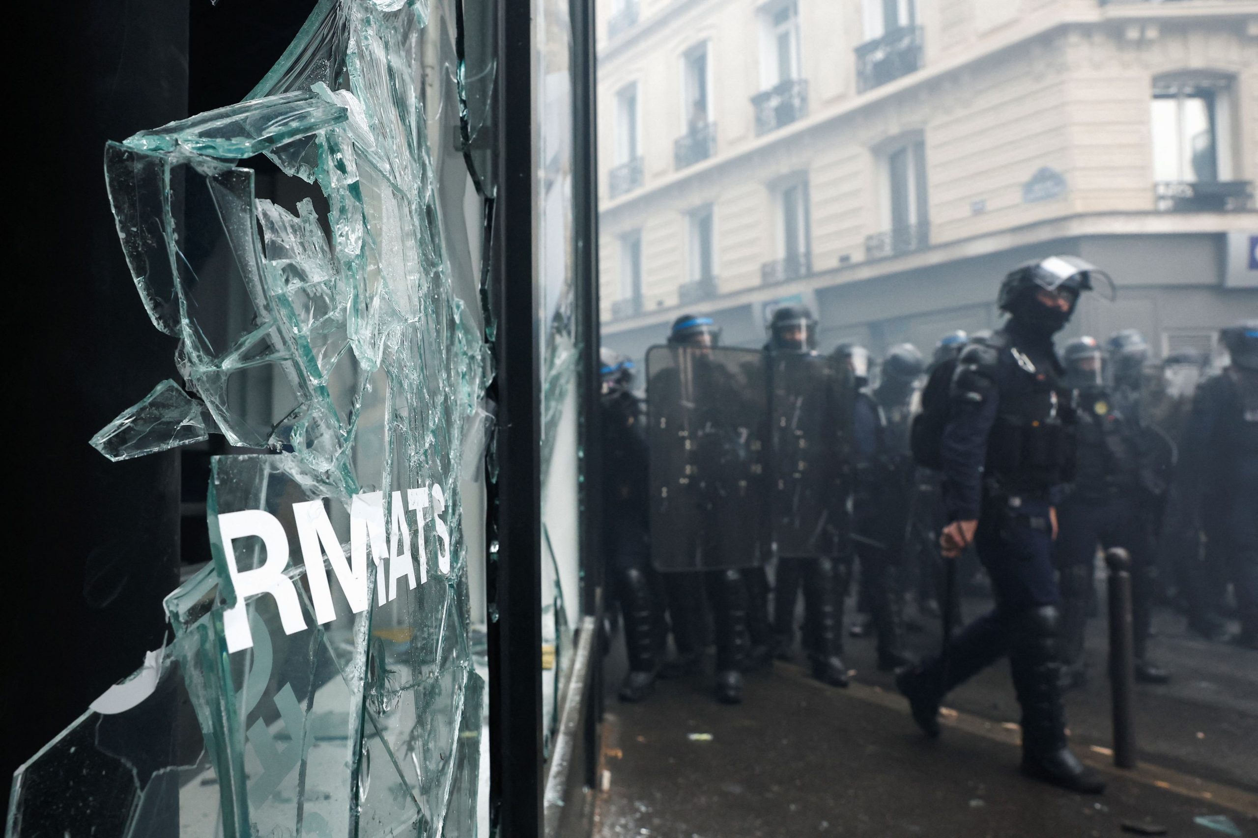 Πρωτομαγιά – Γαλλία: Επεισόδια, μολότοφ και δακρυγόνα στο Παρίσι [Videos]