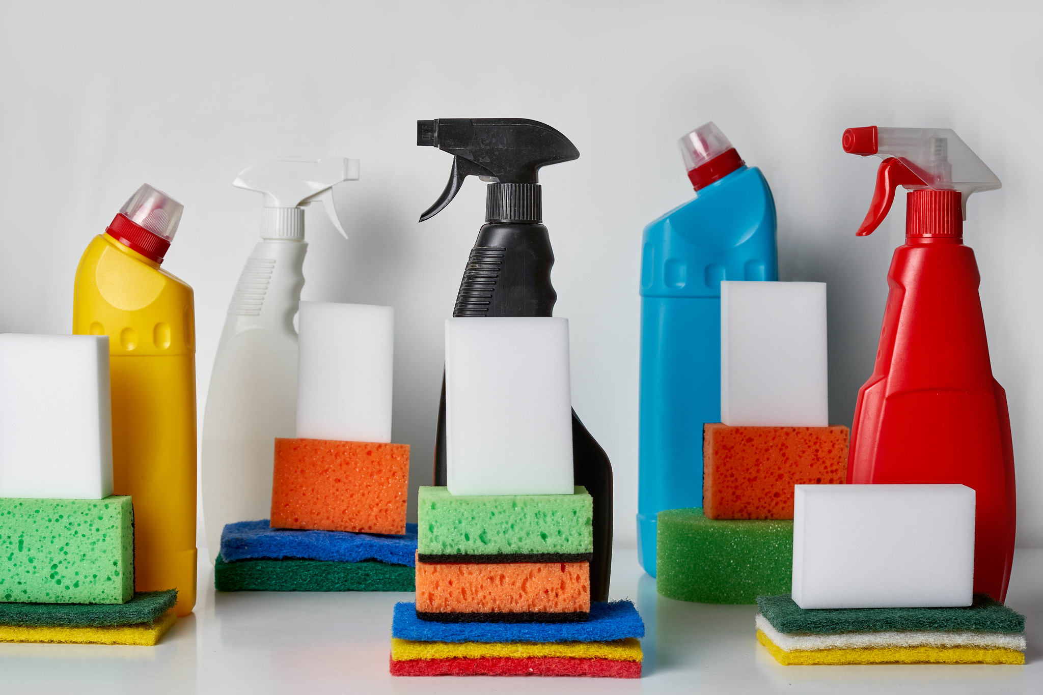 Λουσμένοι στα χημικά: Ποια κοινά προϊόντα δηλητηριάζουν σπίτια και εργασιακούς χώρους