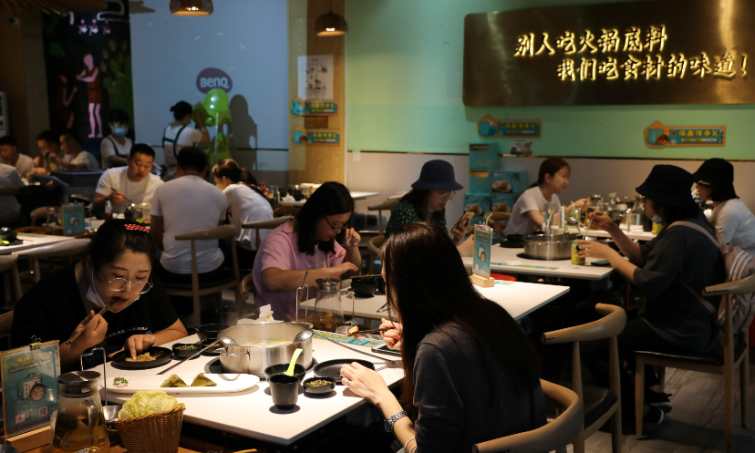 Κίνα: Οι καταναλωτές στρέφονται όλο και περισσότερο σε ακριβά εστιατόρια ακόμα και με 500 ευρώ το άτομο