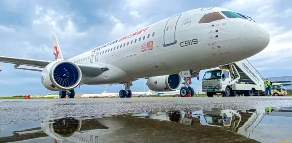 Κίνα: Απογειώθηκε το πρώτο αεροσκάφος made in China που απειλεί την Boeing και την Airbus [βίντεο]