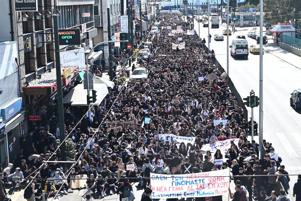 Έρευνα: Οργή στη νέα γενιά μετά τα Τέμπη – Πάνω από το 82% δηλώνει ότι θα ψηφίσει στις εκλογές