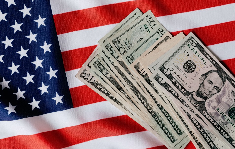 Forbes: Πώς οι ΗΠΑ ενδέχεται να οδηγηθούν στην επιβολή ενός «φόρου πληθωρισμού»