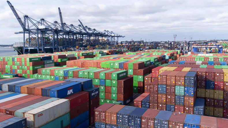 Containers: Πλεόνασμα εμπορευματοκιβωτίων απειλεί να κατακλύσει τα λιμάνια