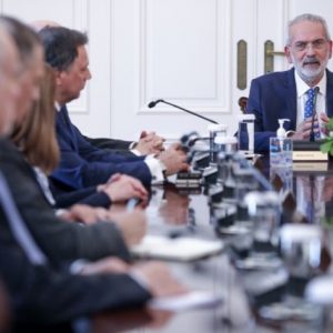 Σαρμάς στους υπουργούς: Εντοπίστε τους κινδύνους