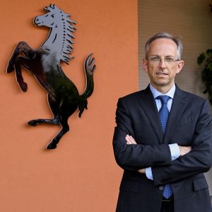 Ferrari: Μειώνει στο μισό τον στόχο της για ηλεκτρικά οχήματα