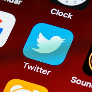 Twitter: Στα 15 δισ. δολάρια η αξία του, από τα 44 δισ. δολάρια που το αγόρασε ο Μασκ
