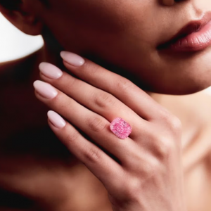 Sotheby’s: Στο σφυρί προς 35 εκατ. δολ. ένα σπάνιο ροζ διαμάντι