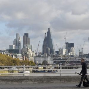 Alpha Bank: Οι εκτιμήσεις για τη βρετανική οικονομία ανεθωρούνται προς τα πάνω, αλλά οι προκλήσεις παραμένουν