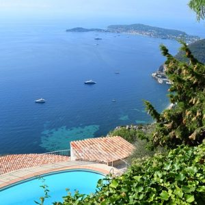 «Πόλεμος για το νερό»: H μάχη της ξηρασίας φτάνει σε πολυτελείς πισίνες της νότιας Γαλλίας
