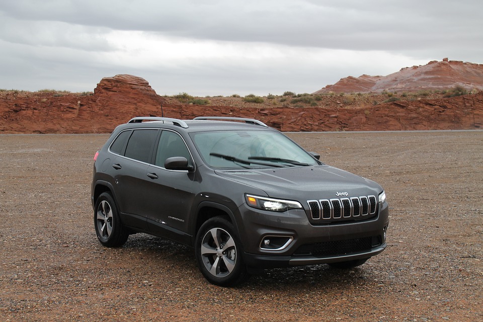 Jeep Cherokee: Ανακαλούνται 219.000 οχήματα – Κίνδυνος πυρκαγιάς στο πορτ μπαγκάζ