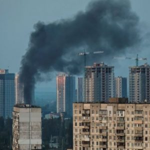 Ουκρανία: Στις φλόγες η έδρα της κυβέρνησης στο Κίεβο μετά τη ρωσική επίθεση