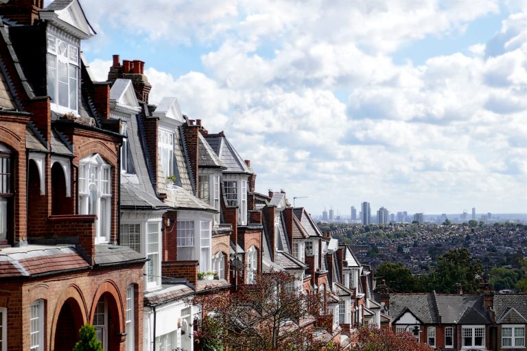 Βρετανία: Απροσδόκητη αύξηση κατά 0,5% παρουσίασαν οι τιμές κατοικιών