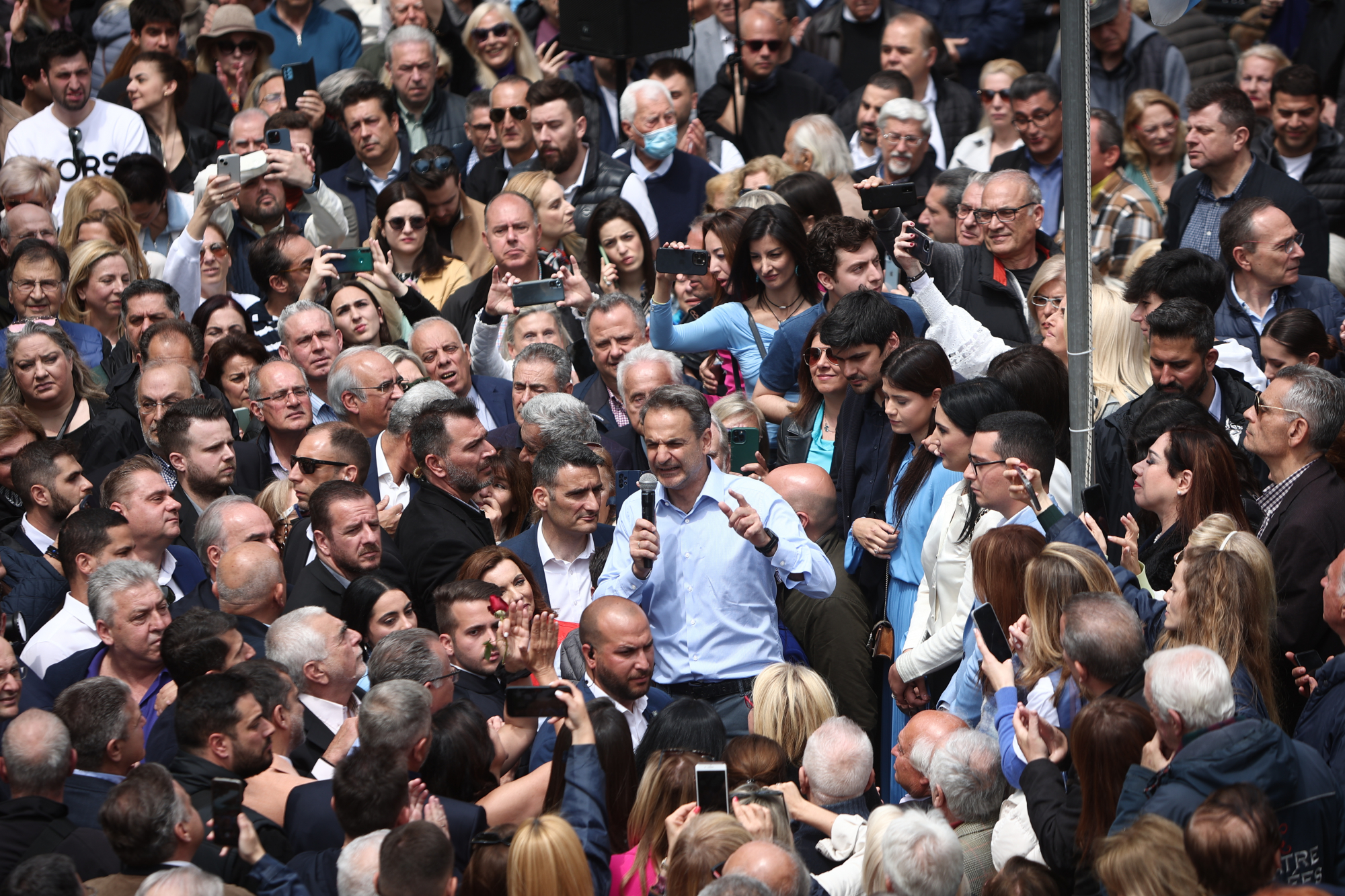 Greek elections: Campaign with town hall meetings and social media – What Mitsotakis changes and what he’s keeping from the 2019 pre-election model