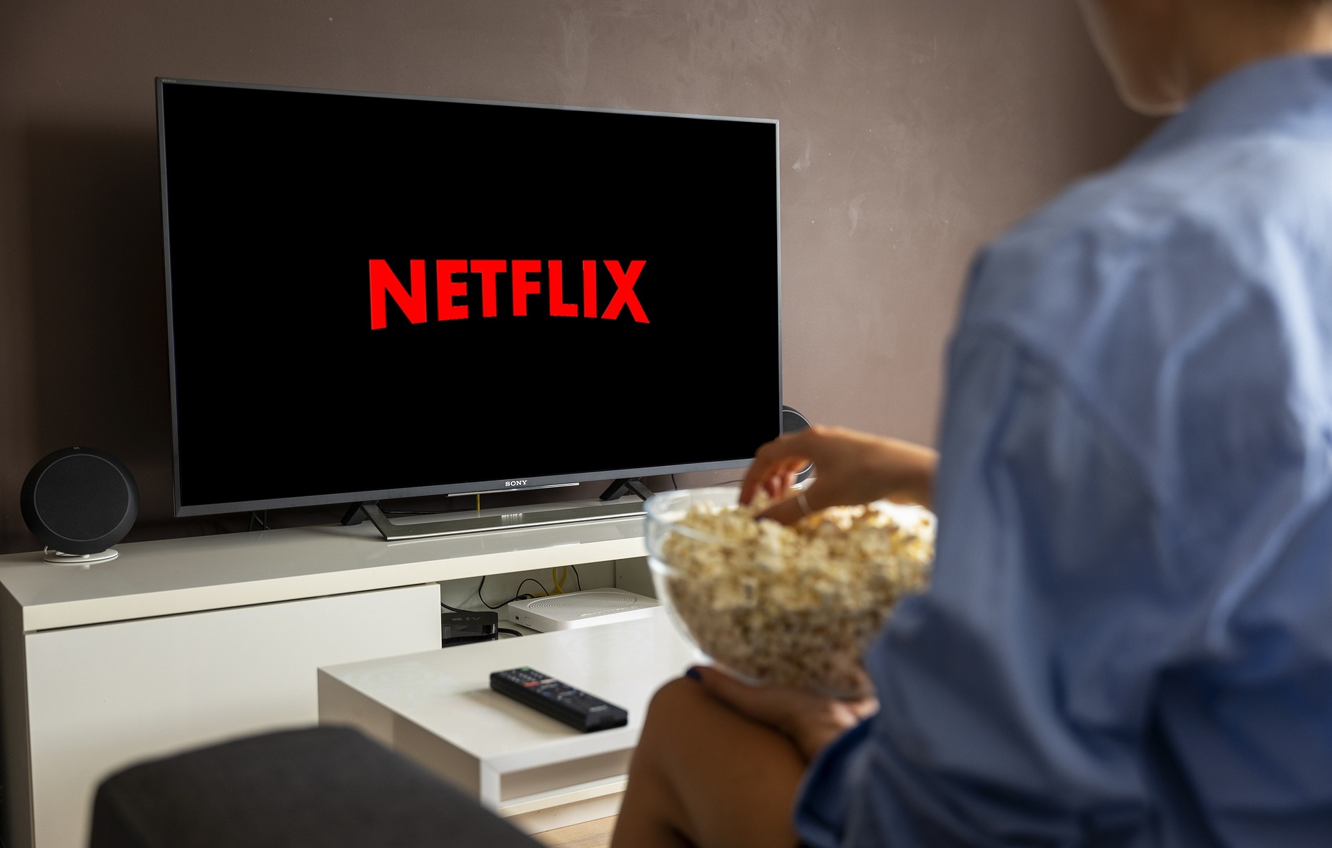 Netflix: Η επιδείνωση της οικονομικής κατάστασης των πελατών της αποτελεί… ευλογία