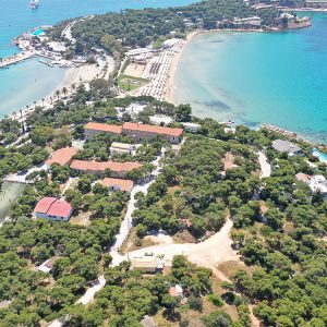 Το ιερό «φιλέτο» στη Βουλιαγμένη, ο «χρυσός» διαγωνισμός, τα ρωσικά κεφάλαια και το κόμμα «Νίκη»