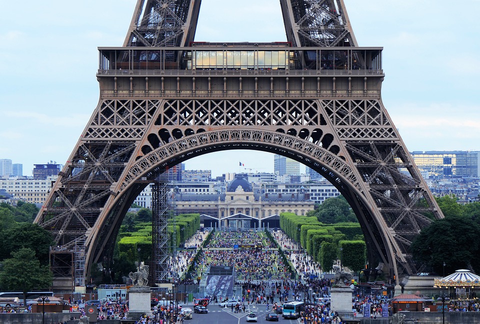 Παρίσι: Μετατρέπεται σε χρηματοοικονομικό κόμβο, αλλά απέχει πολύ από το Λονδίνο