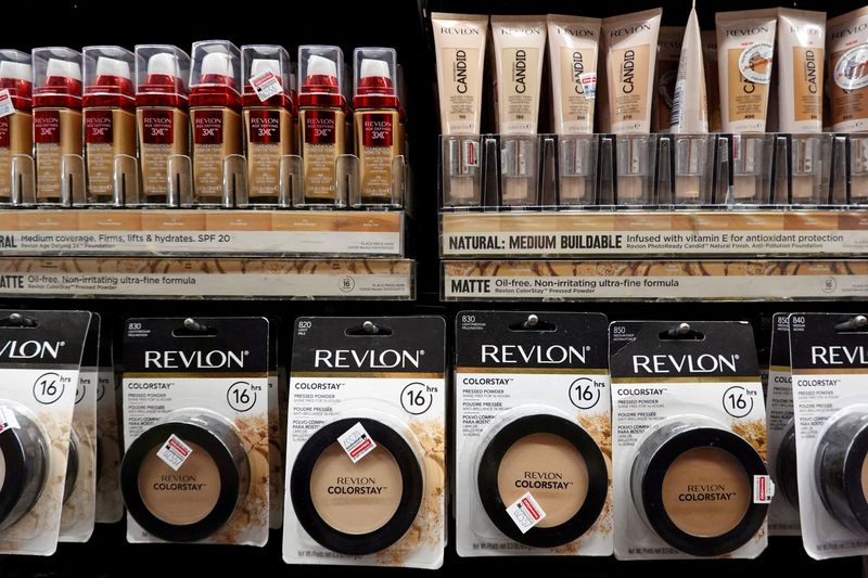 Revlon: Απέφυγε την πτώχευση – Ανέλαβαν οι πιστωτές