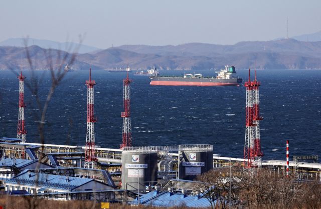 Ρωσία: Εξάγει τεράστιες ποσότητες πετρελαίου παρά τις δεσμεύσεις στον ΟΠΕΚ για μείωση της παραγωγής