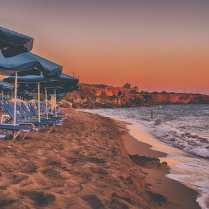 «Στα ύψη» οι τιμές στις παραλίες – 90 ευρώ για μια ξαπλώστρα στο Σούνιο