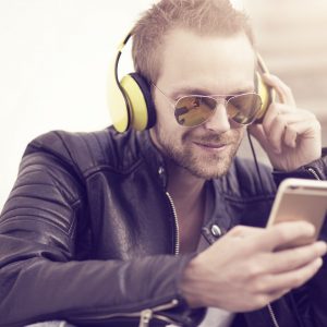 ΙΟΒΕ: 1 στους 2 ακροατές επιλέγει υπηρεσίες streaming, αλλά δεν… πληρώνει