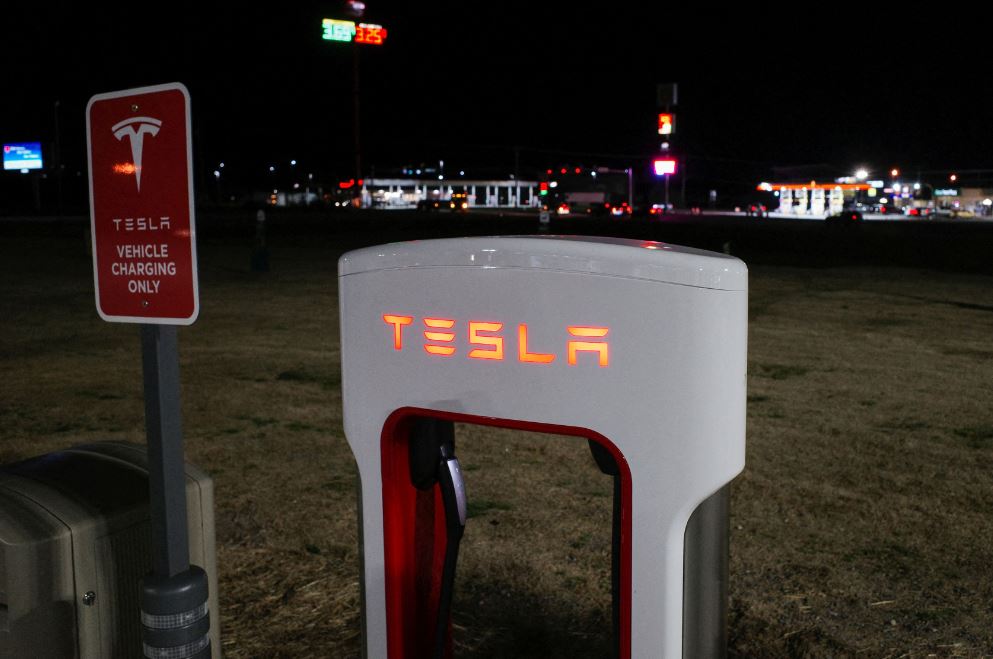 Ford: Αλμα 7% της μετοχής μετά τη συμφωνία για τους φορτιστές της Tesla