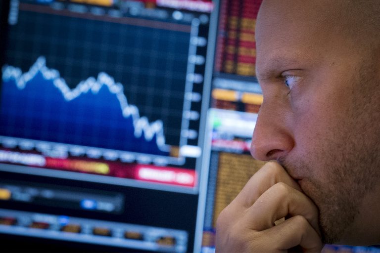 Wall Street: Επιδίδεται σε trading τίτλων και προσαρμογές