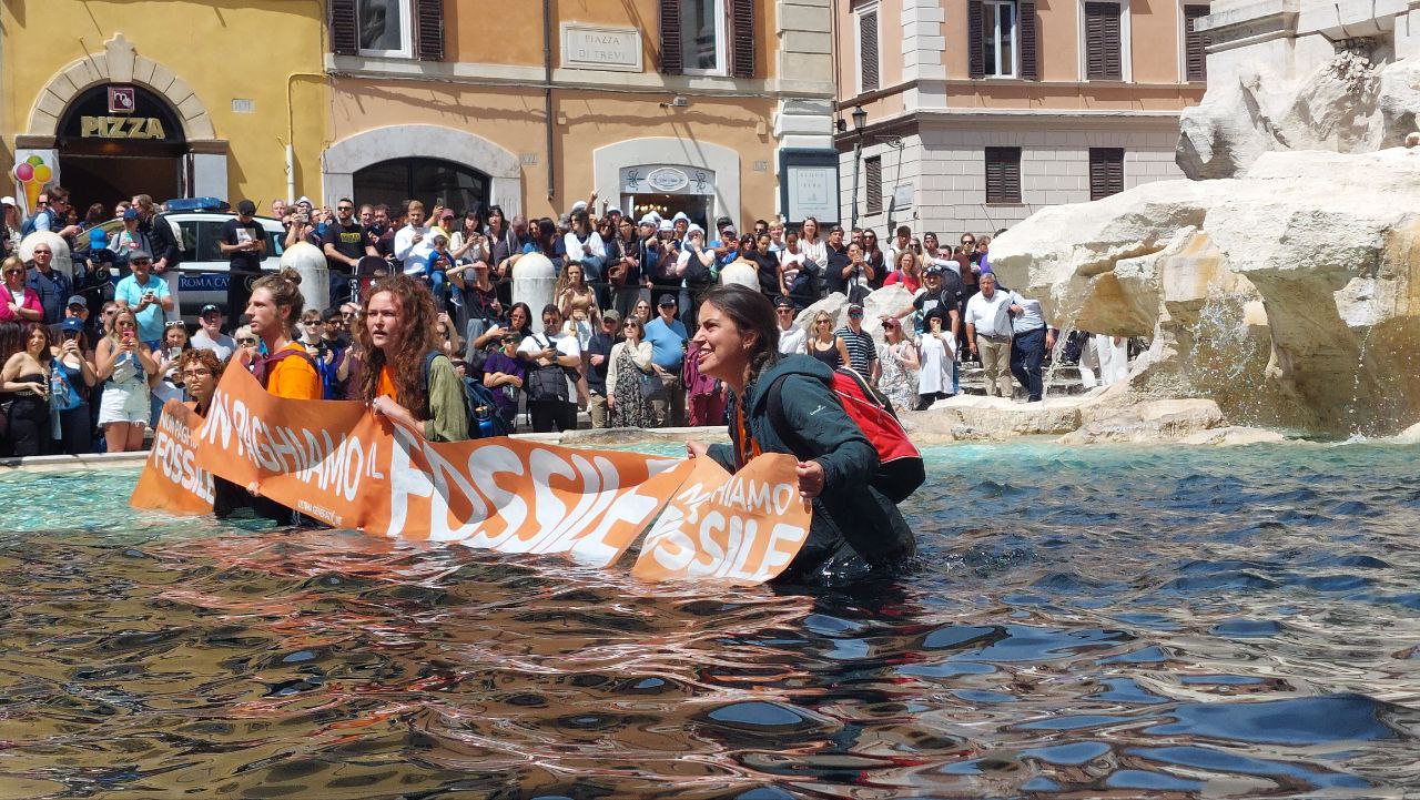 Ρώμη: Ακτιβιστές για το κλίμα… μαύρισαν το νερό στη Φοντάνα ντι Τρέβι [Video]