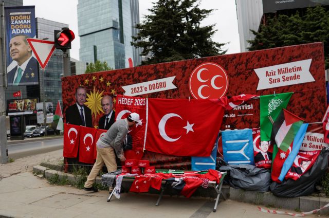 Εκλογές στην Τουρκία: Μαζική η συμμετοχή τις πρώτες ώρες – Σεισμόπληκτοι ψηφίζουν ανάμεσα στα ερείπια