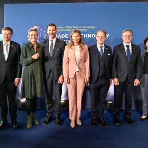 ΗΠΑ-ΕΕ: Ενισχύουν δεσμούς σε ΑΙ,  τεχνολογία και βιώσιμο εμπόριο