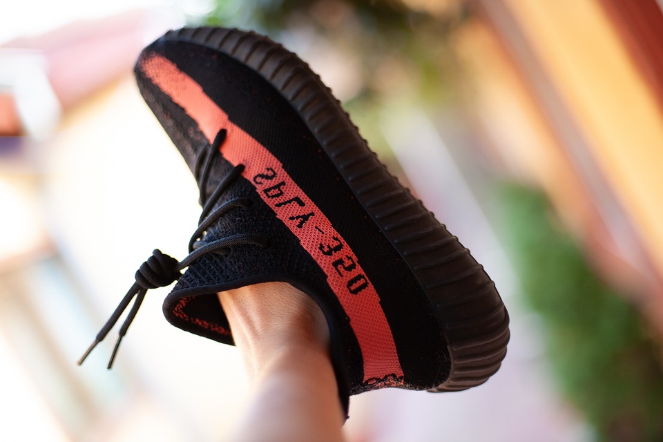 Adidas: Ξεκινά να πουλά παπούτσια Yeezy αξίας 1,3 δισ. δολαρίων