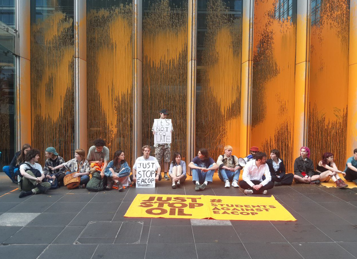 Λονδίνο: Ακτιβιστές για το κλίμα επιτέθηκαν με μπογιές στην έδρα της TotalEnergies