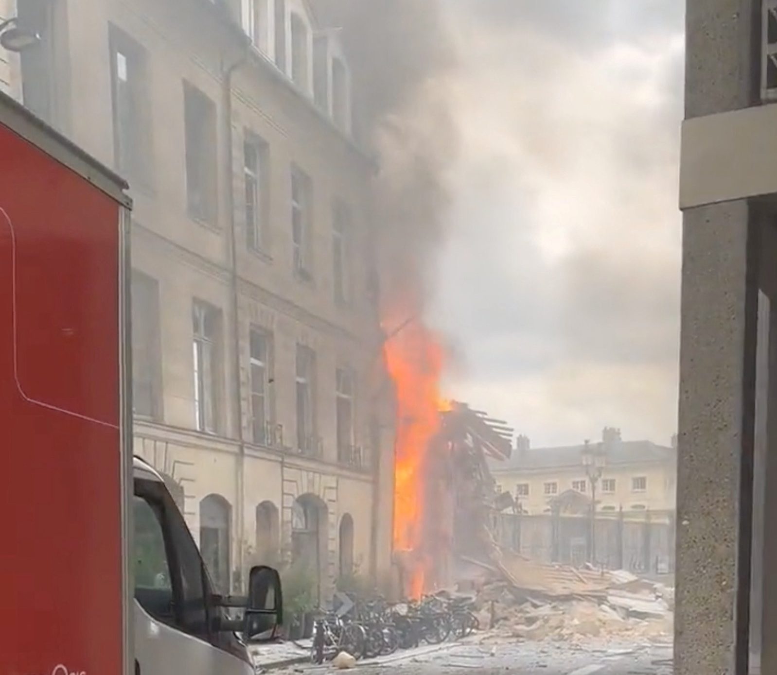 Έκρηξη στο Παρίσι: Δύο αγνοούμενοι στα ερείπια και δεκάδες τραυματίες – «Νόμιζα πως ήταν έκρηξη βόμβας»