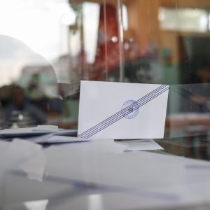 Δημοσκόπηση: Κάτω από τις 20 μονάδες η διαφορά ΝΔ – ΣΥΡΙΖΑ, ένας στους τέσσερις θέλει τρίτες κάλπες