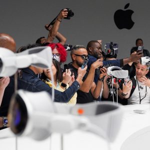 Apple: Μειώνει την παραγωγή των VR Headset