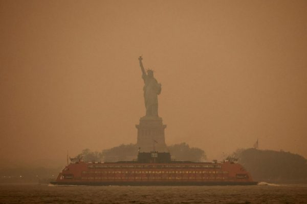 Μεγάλες πυρκαγιές «πνίγουν» με καπνό τις μεγαλουπόλεις – Το φαινόμενο της Ν. Υόρκης