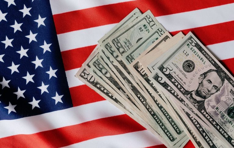 ΗΠΑ: Aντιμέτωπες με ένα δυσβάσταχτο κατακλυσμό χρέους