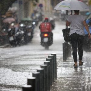 Καιρός: Βροχές, καταιγίδες αλλά και άνοδος της θερμοκρασίας την Πέμπτη