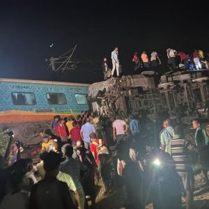 Ινδία: Επιβατική αμαξοστοιχία συγκρούστηκε με εμπορευματική – Τουλάχιστον 50 νεκροί και 500 τραυματίες