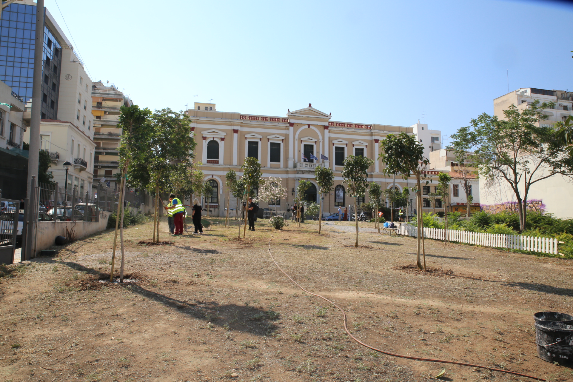 Δήμος Πειραιά: Ανάπλαση πρασίνου στο οικόπεδο απέναντι από τη Δημοτική Πινακοθήκη
