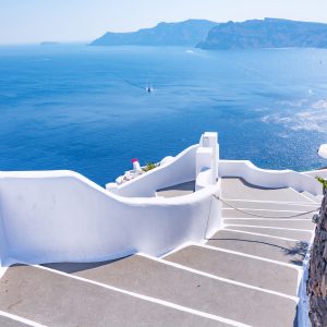 Οι τουρίστες γυρνούν την πλάτη σε Μύκονο και Σαντορίνη λόγω… «value for money»