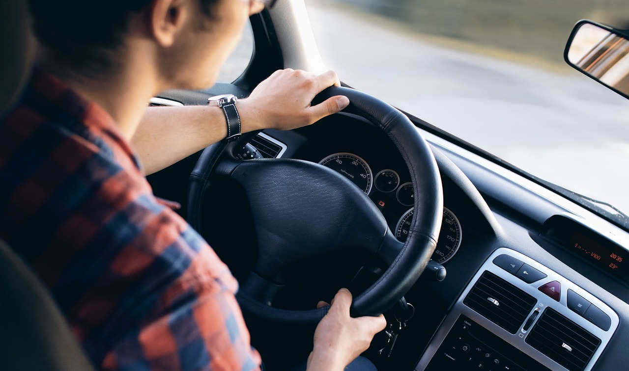Οδήγηση: Υποχρεωτική αφαίρεση διπλώματος για αλκοόλ ή κινητό τηλέφωνο