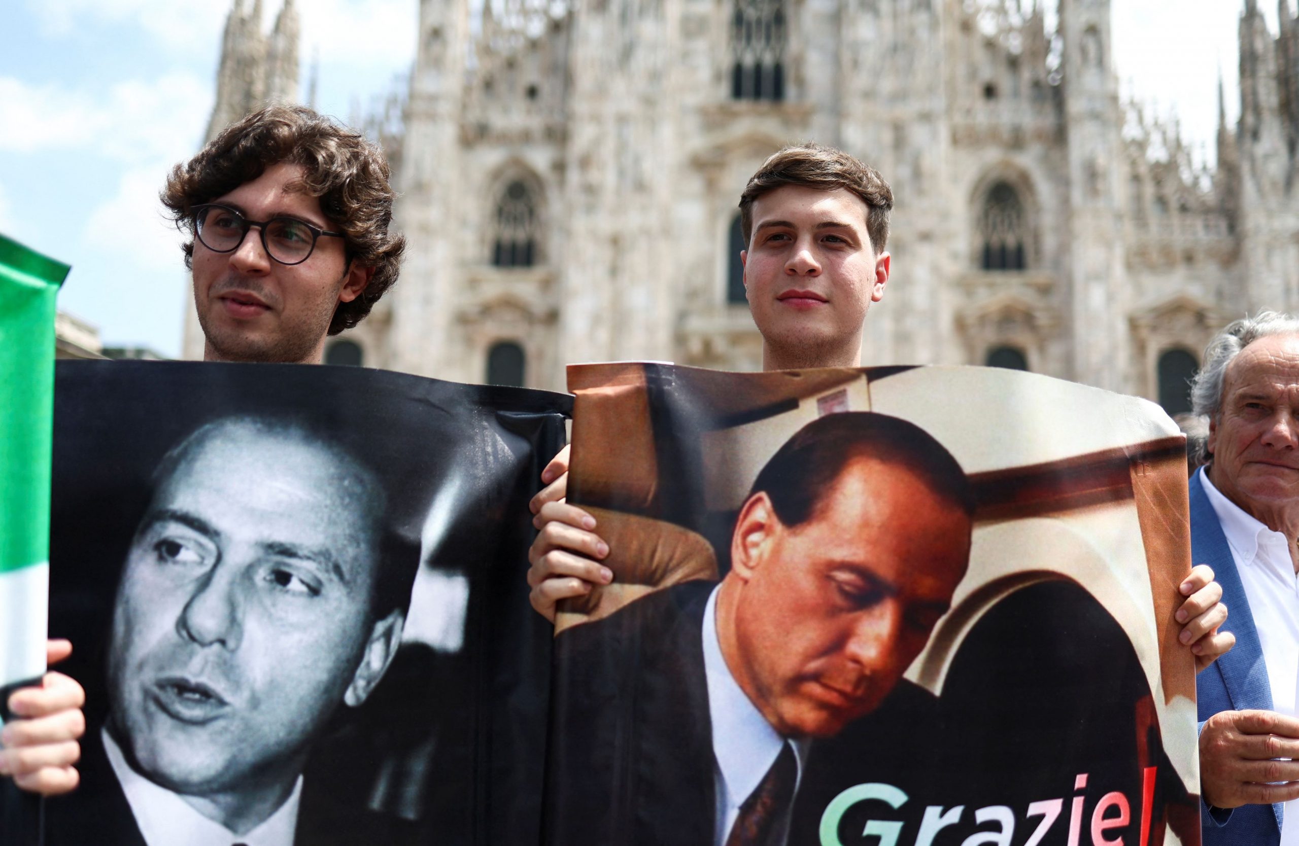 Σίλβιο Μπερλουσκόνι: Πλήθος κόσμου στην κηδεία του – Live εικόνα από το Μιλάνο